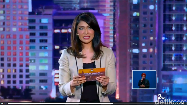 Wanita bernama lahir Dwi Noviratri Koesno ini telat berusia 49 tahun. Namun pesonanya tetap terlihat awet muda. Inilah salah satu penampilan Ira Koesno sebagai moderator yang jadi viral. Foto: Istimewa