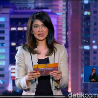 Wanita bernama lahir Dwi Noviratri Koesno ini telat berusia 49 tahun. Namun pesonanya tetap terlihat awet muda. Inilah salah satu penampilan Ira Koesno sebagai moderator yang jadi viral. Foto: Istimewa