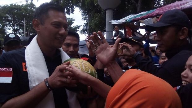 Kedatangan Agus disambut hangat warga sekitar.
