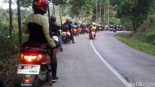 Bermotor Menikmati Keindahan Curug Malela, <I>Suegerr!</i>