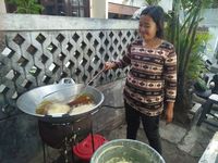 Dingin-dingin Enaknya Ngemil Mendoan dengan Cabe Rawit