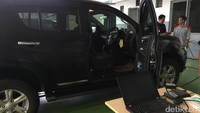 Kotak hitam ala Isuzu itu adalah sebuah tools GDISS (Global Isuzu Diagnostic Service System). Tinggal colokan saja ke mobil maka sistem akan men-download data-data kendaraan. Foto: Dadan Kuswaraharja
