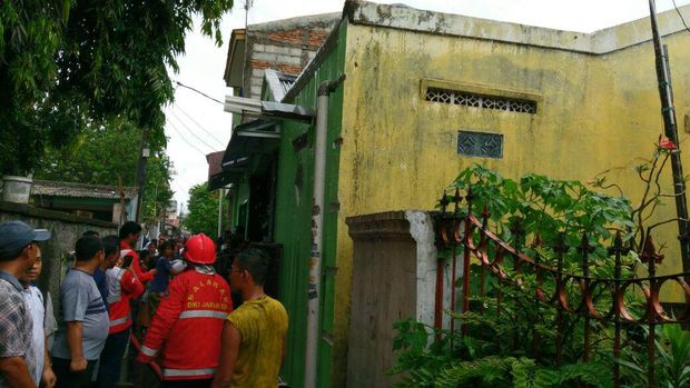 9 Unit Damkar Padamkan Api yang Bakar Rumah di Cipinang Muara