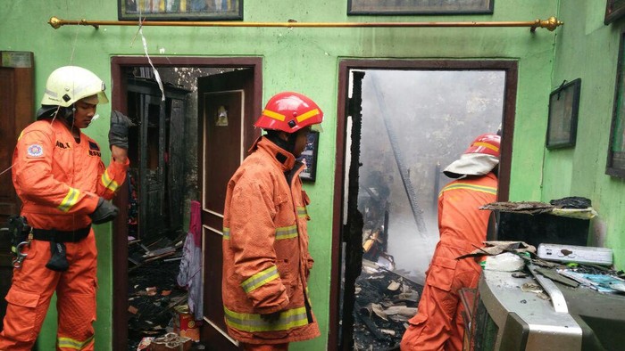 9 Unit Damkar Padamkan Api yang Bakar Rumah di Cipinang Muara