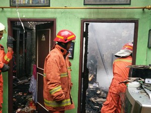 9 Unit Damkar Padamkan Api yang Bakar Rumah di Cipinang Muara