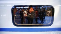 Seorang bocah duduk di dalam kereta yang akan membawanya ke kampung halaman. REUTERS/Damir Sagolj.