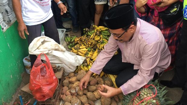 Djarot memborong ubi.