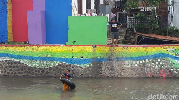 Sungai Kalilo Banyuwangi Dipasang CCTV agar Warga Malu BAB