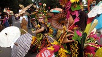 Ternyata pertunjukan tersebut dilakukan sebagai sosialisasi sekaligus persiapan dari kontingen Indonesia yang akan berpartisipasi di Bo Sang Umbrella Festival, Thailand (Muchus/detikTravel)
