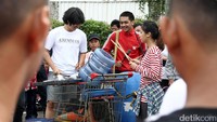Galon air mineral atau apa saja diubah menjadi sumber suara yang menarik.