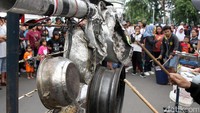Pertunjukan street art ini membuat warga yang tengah menikmati Car Free Day atau Hari Bebas Kendaraan Bermotor (HBKB) terhibur.
