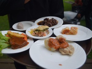 Jokowi Menjamu Shinzo Abe dengan Sate Tegal dan Siomay