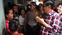 Djarot blusukan ke kawasan padat penduduk Tambora dan mendengar aspirasi warga. (Foto: Grandyos Zafna)