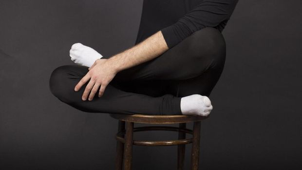 yoga dengan menggunakan kursi