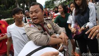 Bripka Eko Sawiji mengamankan si copet dari amukan massa.