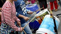 Meski terdengar berisik namun barang bekas ini mempunyai nada dan penuh kejutan.