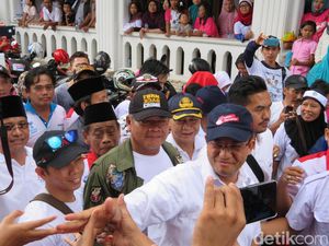 Di Tengah Hujan, Anies-Sandi Gelar Kampanye Terbuka di Lebak Bulus