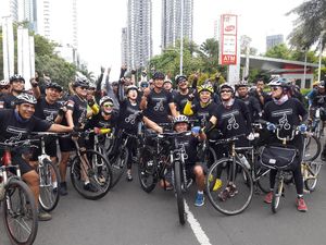 Agus-Sylvi Asyik Gowes Bersama Pendukung Keliling Jakarta Selatan