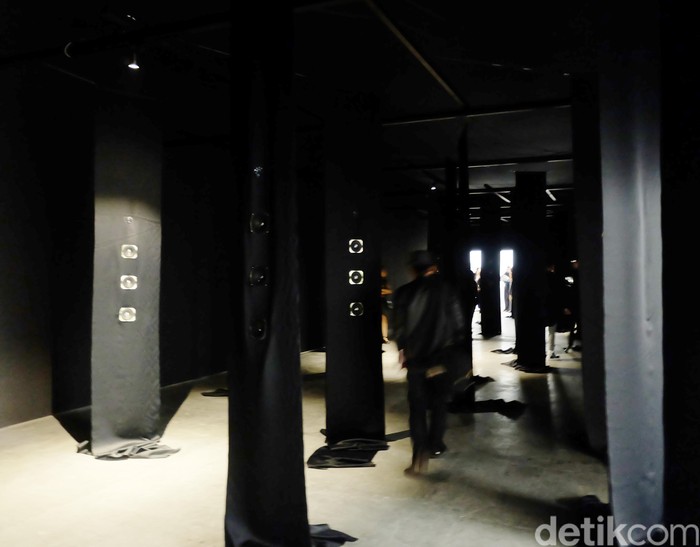 Rasakan Ruang Gelap di Proyek Seni Tintin Wulia