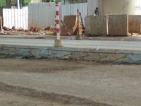 Besi menonjol di sisi badan jalan