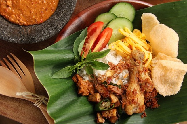 Mau Nasi Komplet? Bikin Nasi Uduk dengan 4 Langkah Ini!