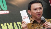 Ahok menunjukan salah satu buku yang menulis tentang dirinya.