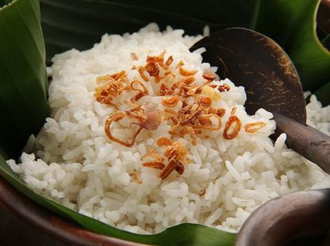 Nasi gurih dibuat dengan cara memasak beras yang dicampur