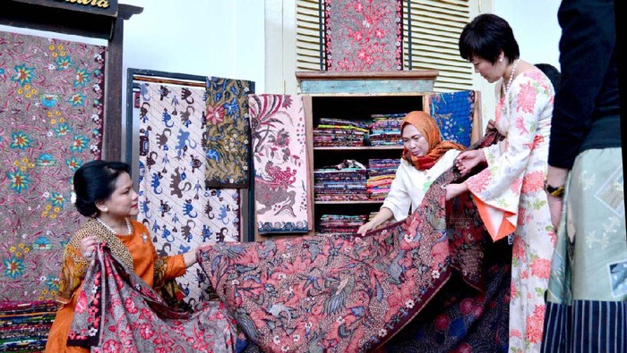 Iriana Pamer Kerajinan Tangan Indonesia ke Istri PM Jepang