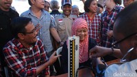 Djarot berdialog dengan warga yang menyempatkan diri menghadiri pengobatan gratis. (Foto: Grandyos Zafna)