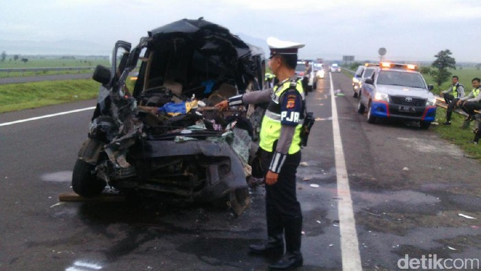 Kecelakaan Maut Di Tol Cipali Mobil Luxio Angkut 10 Orang