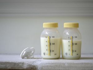 Ayah Ini Minum ASI Anaknya untuk Pengobatan Kanker yang Dideritanya