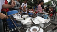 Para musisi memainkan alat perkusi dari barang bekas seperti panci, knalpot atau pelek mobil.