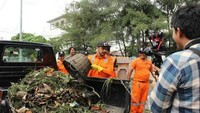 Dalam foto yang diunggah di akun Facebook Dinas Lingkungan Hidup DKI Jakarta, vokalis berambut keriwil itu terlihat terjun langsung ke sungai berair warna hitam. Dia tak ragu memegang alat pembersih. Foto: Dok. Dinas Lingkungan Hidup DKI Jakarta