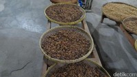 Proses yang panjang dan berliku untuk mendapatkan kopi luwak membuat kopi ini harganya sangat mahal. Per 50 gram, harganya Rp 200 ribu. Omzetnya bisa mencapai Rp 200 Juta per bulan. Kedai Kopi Mataram ini buka dari jam 09.00 hingga 21.00 waktu setempat (Fadhil/detikTravel)