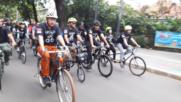 Pasangan cagub-cawagub DKI Jakarta nomor urut 1 berkeliling Jakarta Selatan bersama pendukung dan berbagai komunitas sepeda