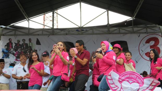Aksi Sandiaga saat kampanye akbar.