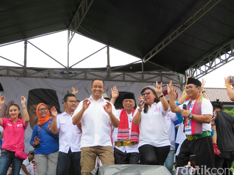Mobilnya Masuk Busway Saat Berangkat Debat, Ini Penjelasan Anies Mobilnya Masuk Busway Saat Berangkat Debat, Ini Penjelasan Anies