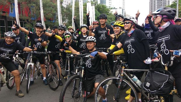 Pasangan cagub-cawagub DKI Jakarta nomor urut 1 berkeliling Jakarta Selatan bersama pendukung dan berbagai komunitas sepeda