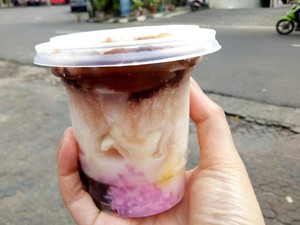 Dingin Segar Es Doger Isi Tape Singkong hingga Kelapa Muda