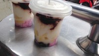 Kalau di dekat kantor ada penjual es doger, cobalah mampir untuk membelinya. santan yang dicampur dengan sirup merah ini dipadu dengan ketan hitam, biji mutiara, tape hingga potongan roti. Foto: Istimewa