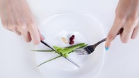Tambahkan lebih banyak vitamin dalam proses diet. Antioksidan terkuat yang memperlambat penuaan adalah selenium, vitamin E, dan vitamin C. Minyak ikan kaya dengan asam omega-3 yang bagus untuk merawat kulit yang tampak lebih muda. Foto: Thinkstock