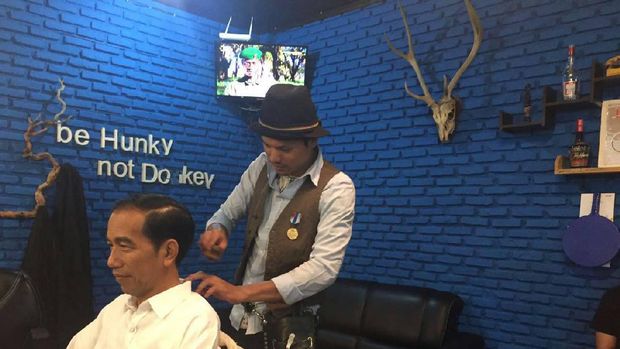Saat Jokowi Cukur Rambut di Barbershop Anak Muda
