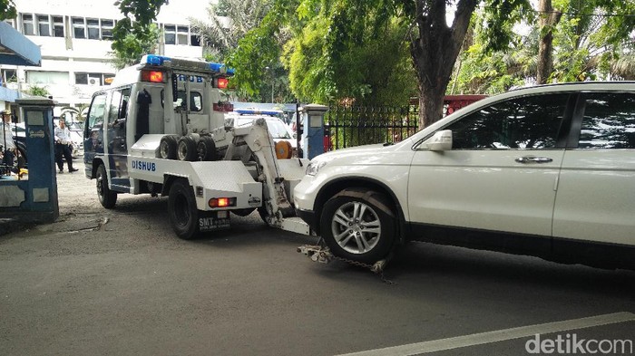 Mobil diderek petugas Sudinhub Jakut, Senin (16/1/2017)