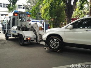 Dishub DKI Minta Parkir Liar di Jalan Umum Dilaporkan: Akan Kami Derek!