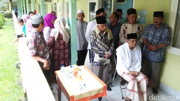 Wapres JK Jenguk Hasyim Muzadi di RS Lavalette Malang