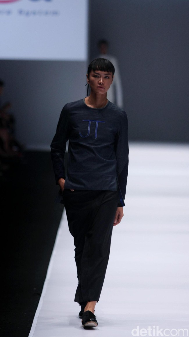 Koleksi jeffry Tan mengangkat tema Prism di Jakarta Fashion Week 2017. Senayan City. Jakarta. [Foto: Mohammad Abduh/Wolipop]