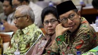 Menteri Agama Lukman Hakim Saifuddin dan Menteri Kesehatan Nila F Moeloek mengikuti rapat di gedung DPR, Jakarta, Senin (16/1/2017).