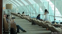 Bagi yang mau tidur, terdapat ruangan khusus dengan sofa yang panjang dan empuk. Ruangannya beri pembatas dan jauh dari lalu-lalang orang-orang supaya lebih nyaman tidurnya (Afif/detikTravel)