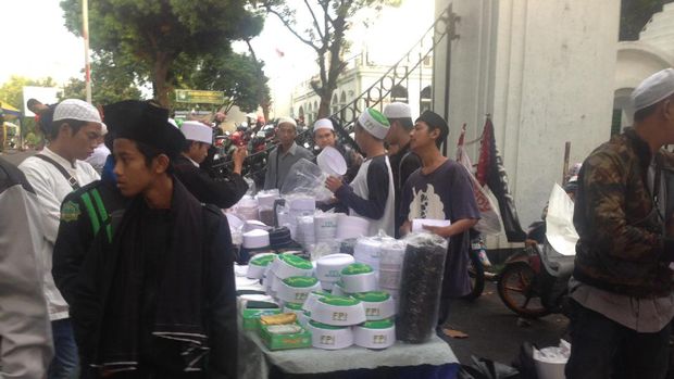  Massa FPI Mulai Berdatangan ke Masjid Al-Azhar