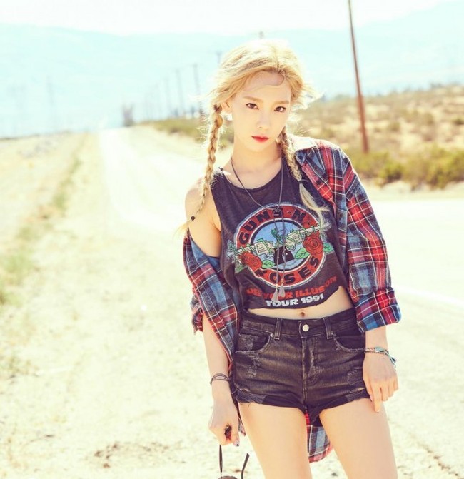 Penampilan Taeyeon di video klip solonya, Why. Taeyeon bergaya edgy dengan padanan tank-top, kemeja flanel dan short jeans. Foto: SM Entertainment